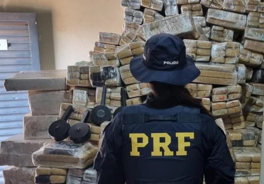 PRF apreende carga com mais três toneladas de maconha e carregadores de pistola