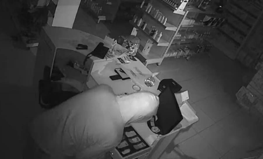 Ladrão invade farmácia, furta dinheiro e é procurado pela Polícia