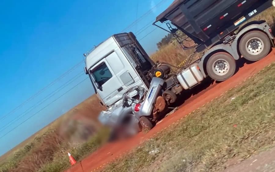 Colisão frontal de veículo Gol com carreta mata dois jovens em Maracaju