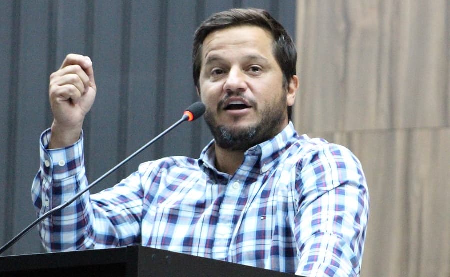 Carlos Henrique isenta prefeita e culpa secretária por publicar portaria prejudicando servidores