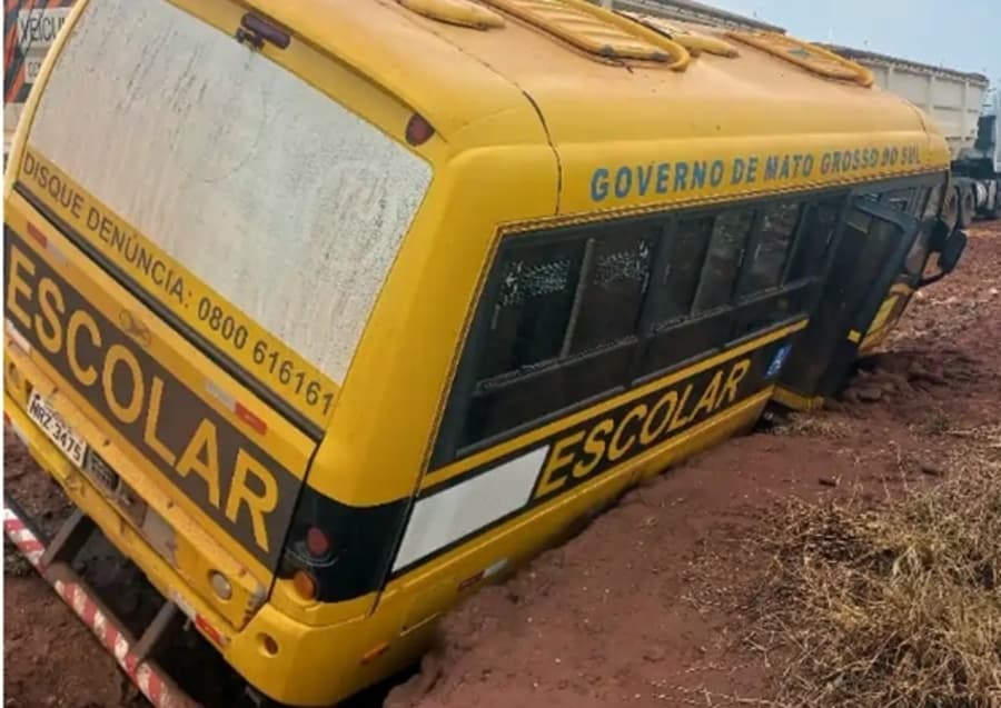 Ônibus cai em "vala" em estrada vicinal de Maracaju e três alunos ficam feridos