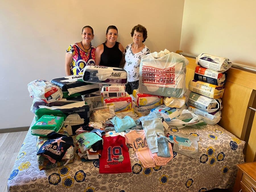 Comemorando Bodas de Diamante, casal doa fraldas e roupas para entidades de Maracaju
