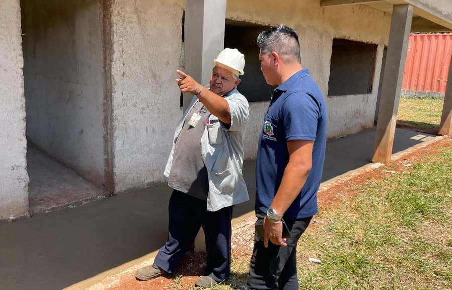 Presidente da Câmara fiscaliza andamento da obra na escola do Jardim Paraíso