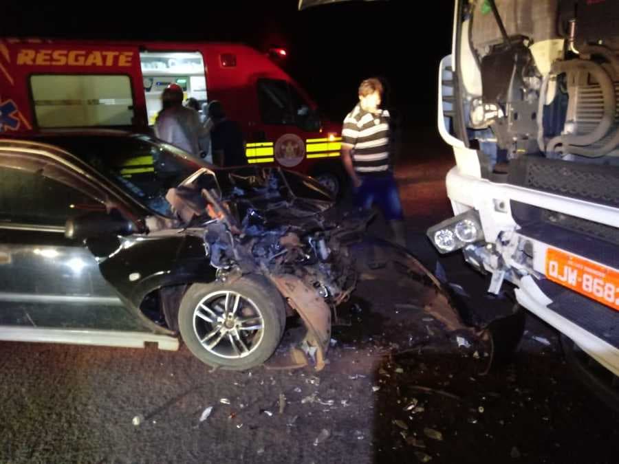 Veículo invade pista contrária e colide em carreta na BR-060 em frente ao Martinelli