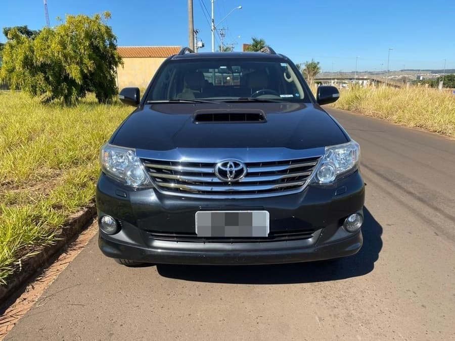 Caminhonete Hilux SW4 é furtada de dentro de garagem no Bairro San Raphael