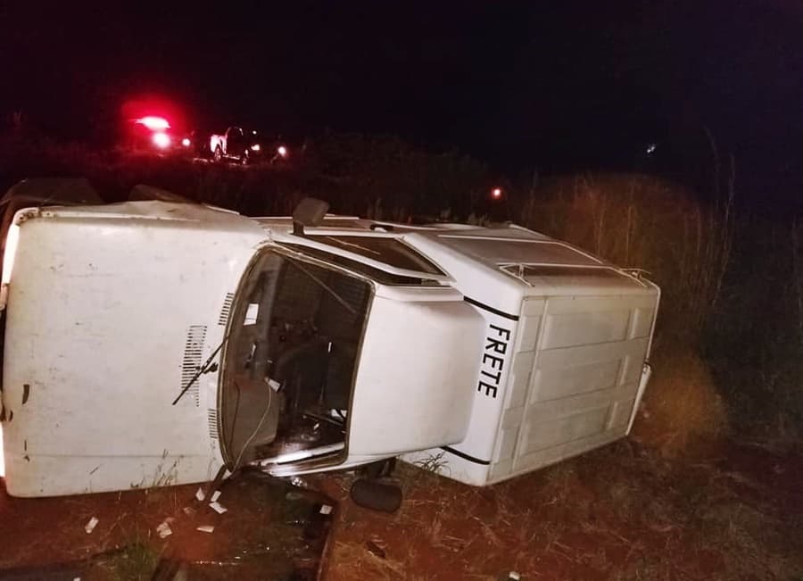 Caminhonete bate em traseira e tomba Fiorino conduzida por eletricista na BR-060