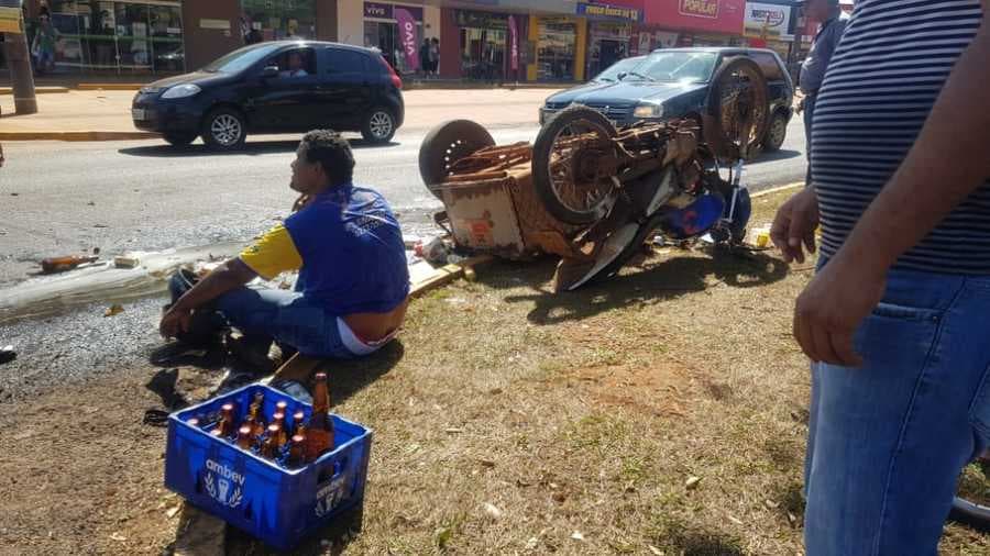 Entregador tomba moto tentando evitar colisão em sinal fechado na Av. Dorvalino dos Santos