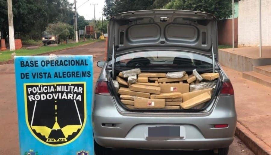 PMR prende homem com carro roubado em flagrante por tráfico de drogas em Maracaju