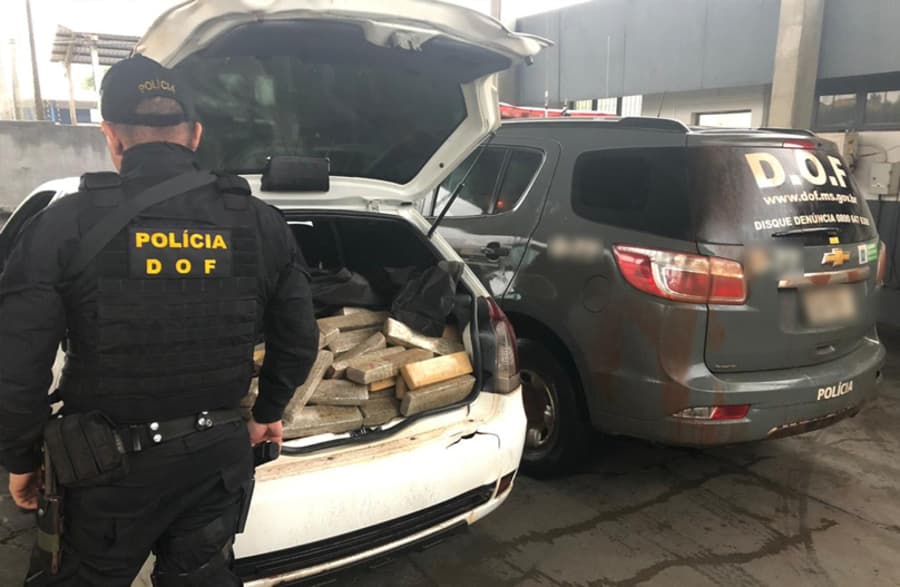 Menores são flagrados conduzindo veículo com 207 quilos de maconha pelo DOF em Maracaju