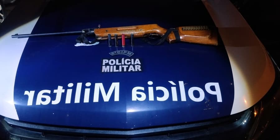 PM realiza blitz no centro de Sidrolândia e, em ocorrência, apreende espingarda calibre .22