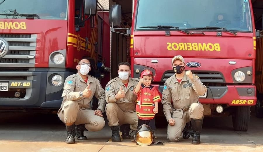 Menino de 3 anos comemora o Aniversário no Quartel do do Corpo de Bombeiros Militar em Sidrolândia