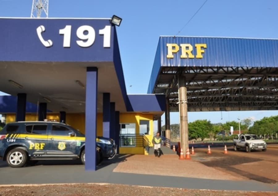 Jovem usa adesivo de empresa em carro roubado para enganar PRF, mas acaba preso