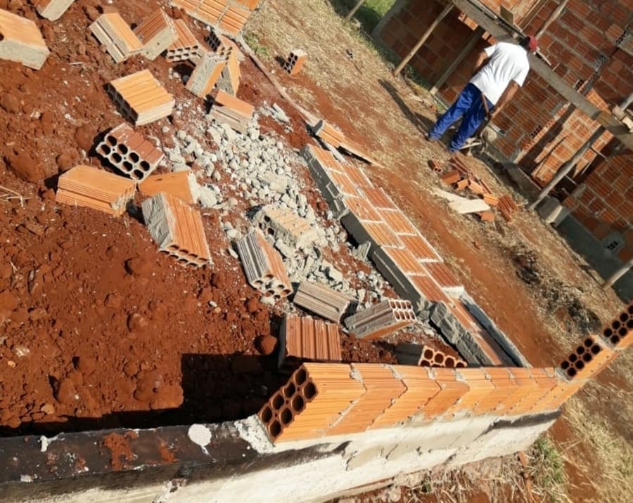Vândalos derrubam parede de casa em construção no bairro Porto Seguro 2