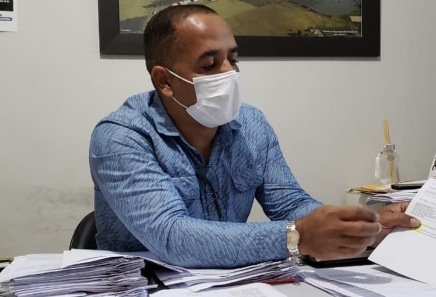 Saúde recebe mais R$ 136 mil para combate a Covid e secretário evita falar sobre o assunto