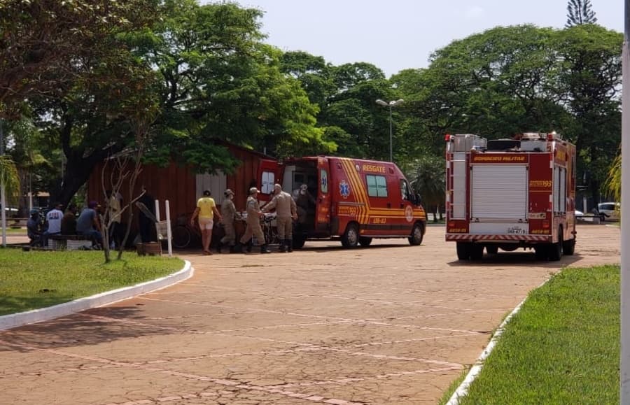 Homem de 46 anos tem convulsão, vomita sangue e mobiliza Corpo de Bombeiros na praça central