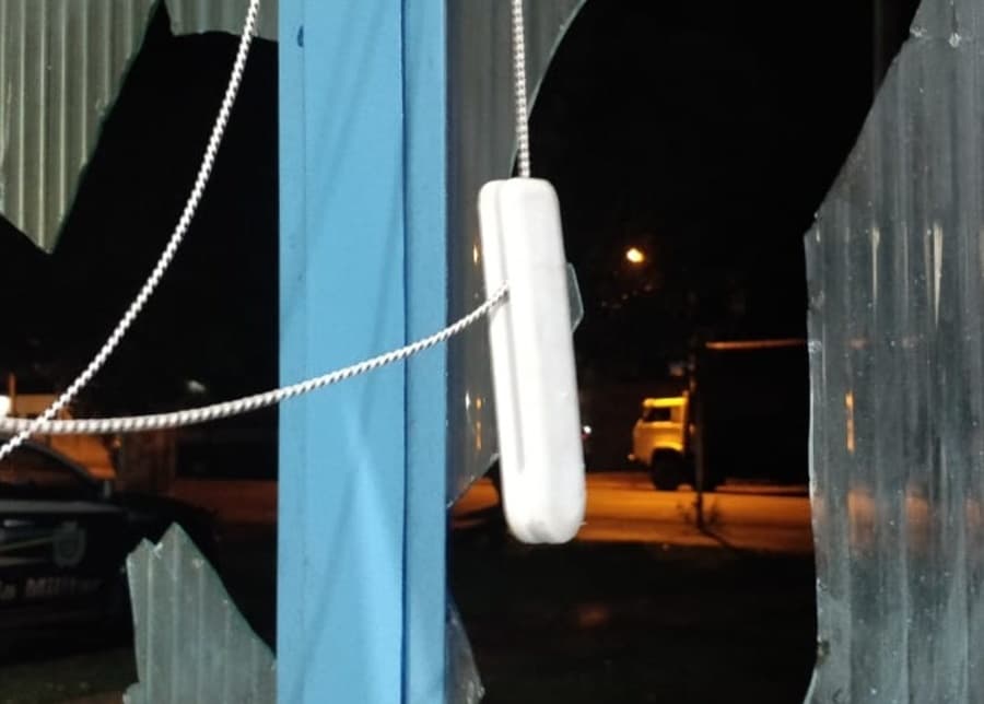 Mulher vai a sede da PM, pede para ser presa e quebra janelas do local