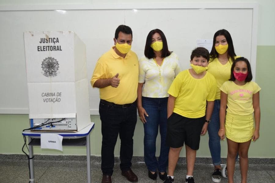 Ao votar, Lenilso Carvalho agradece carinho da população durante a campanha