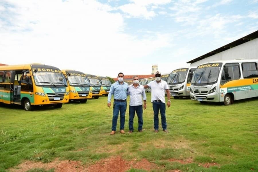 Prefeitura entrega obra de escola no conjunto Giazone e mais 11 ônibus escolares