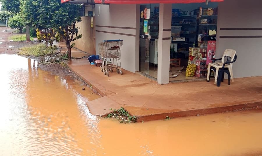 Comerciante reclama de alagamento na rua toda vez que chove