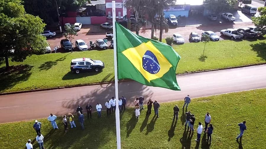Novo cartão postal: Mastro com bandeira nacional é erguido na entrada de Maracaju