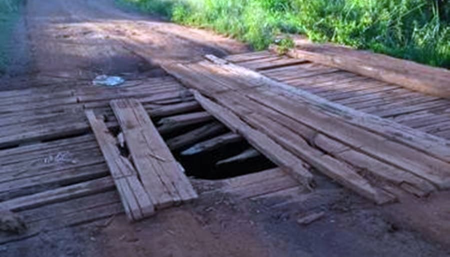 Moradores reclamam da péssima condição da ponte que dá acesso ao assentamento Valinhos