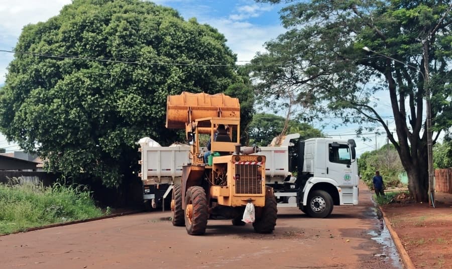 Preocupados com a dengue, quatro equipes da Seinfra realizam limpeza urbana