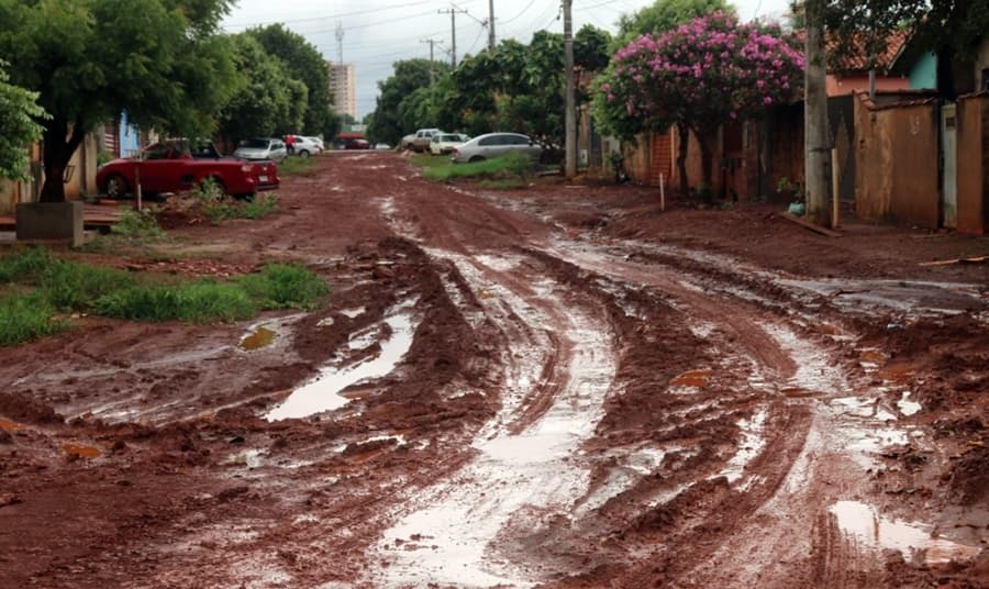 Prefeitura realiza reunião sobre a retomada da pavimentação na rua Hugo Yule