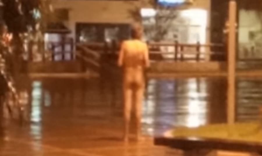 Morador em situação de rua é flagrado andando pelado na praça central de Sidrolândia
