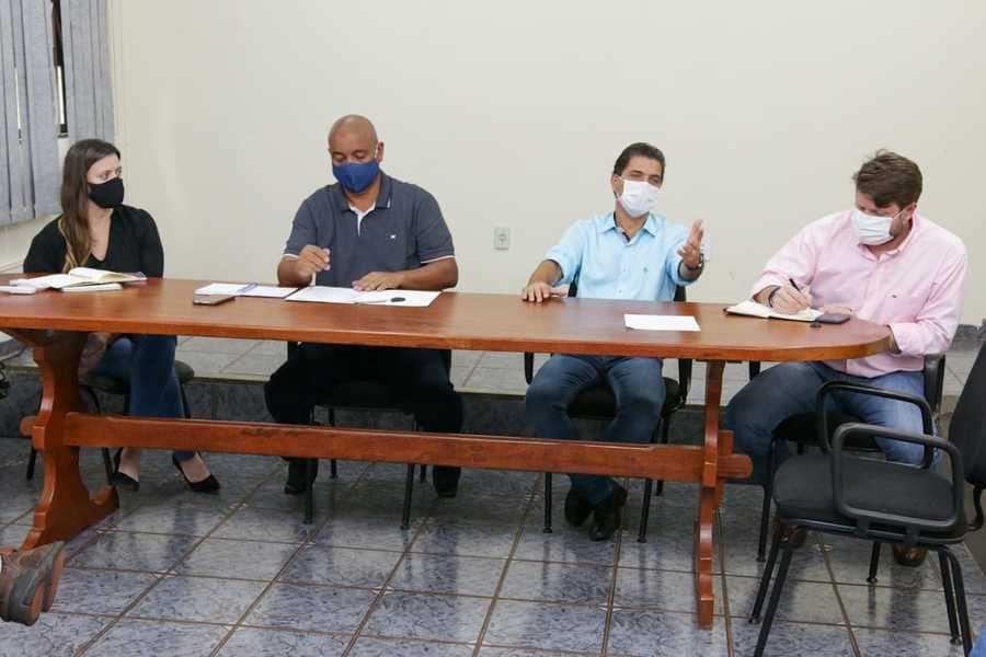 Prefeito reúne vereadores e delibera programa habitacional e código de posturas