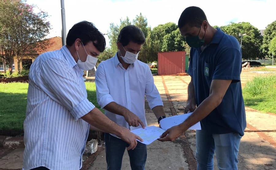 Prefeito confirma reestruturação da praça e obra de drenagem no Ilha Bela II
