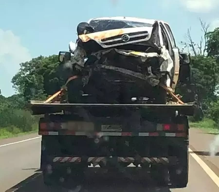 Com 2,5 mil pacotes de cigarro, homem capota o carro ao tentar fugir do DOF