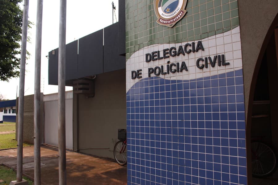 Sob efeito de drogas, homem se joga na frente de veículos, xinga policiais e acaba preso
