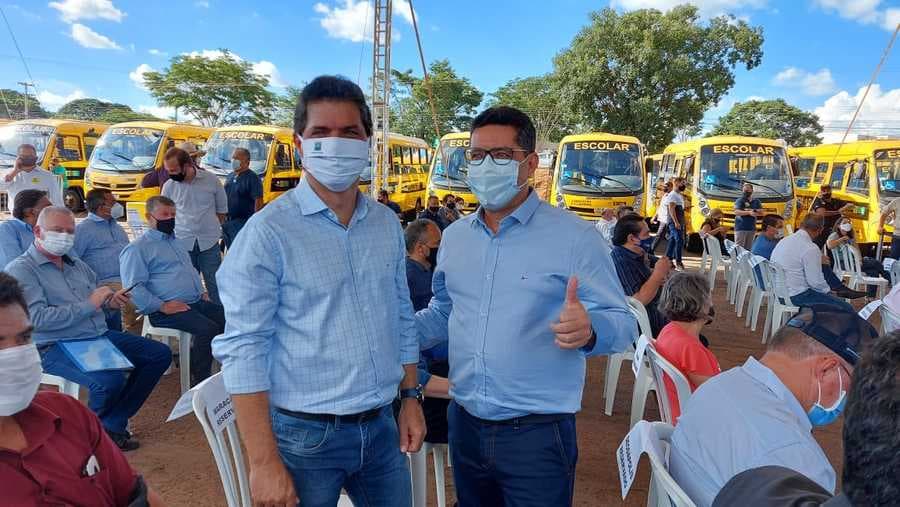 Prefeito Marcos Calderan recebe mais 4 ônibus para reforçar o transporte escolar