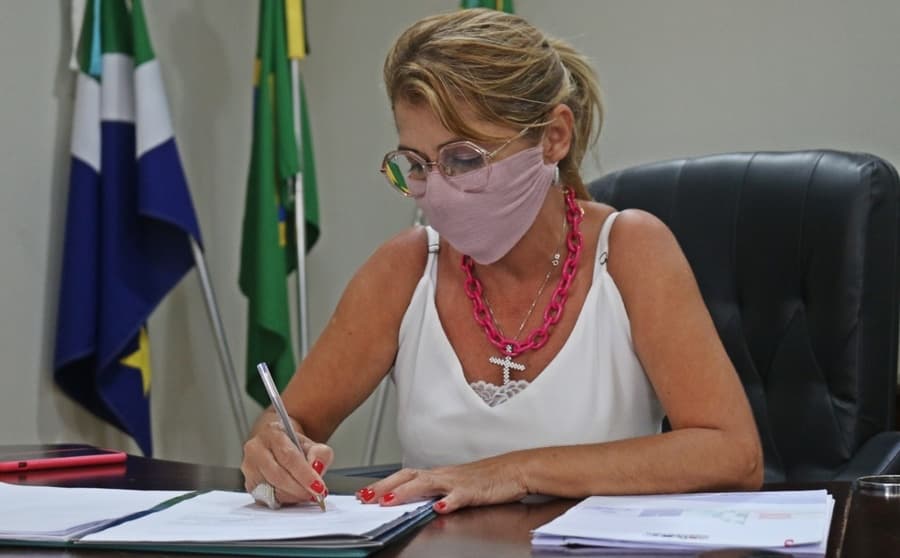 Vanda Camilo assina adesão de Sidrolândia ao consórcio para aquisição de vacinas