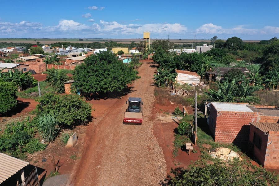 Prefeitura atende moradores da Vila Jatobá e faz cascalhamento nas vias