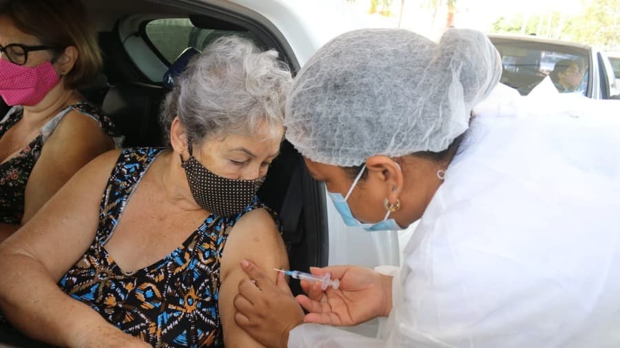 Vacinação de idosos com mais de 66 anos segue nesta quarta-feira em três pontos