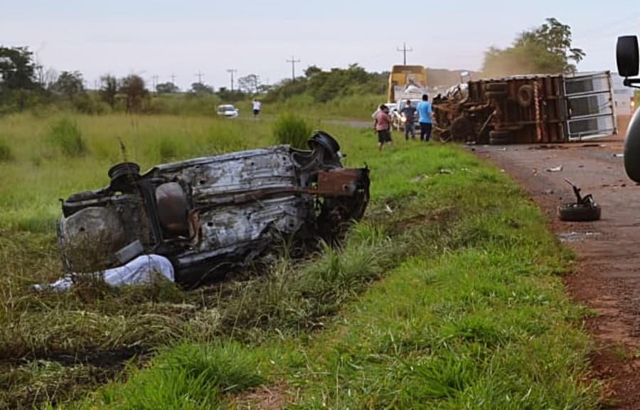 Veículo explode após colidir com caminhão e uma pessoa morre carbonizada na MS-162
