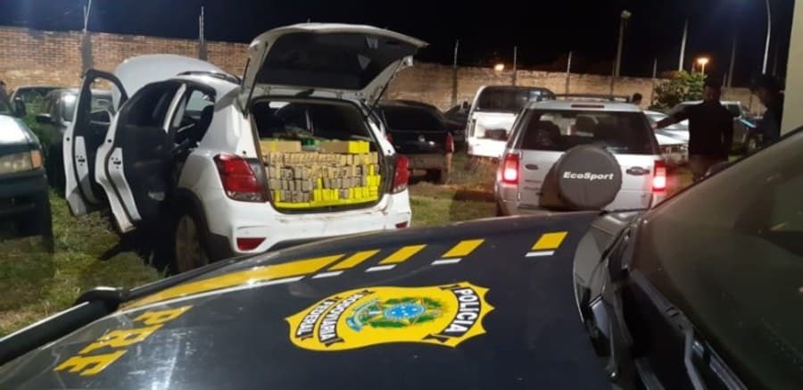 Em Sidrolândia, PRF apreende 665 Kg de maconha e 75 Kg de skunk em carro roubado