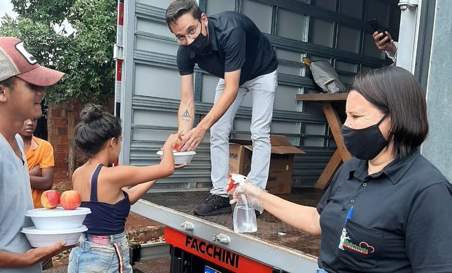 Moradores do Quebra Coco agradecem doações de alimentos do Nutrimais