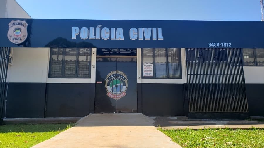 Ao chegar em casa, mulher se depara com porta arrombada e pertences furtados