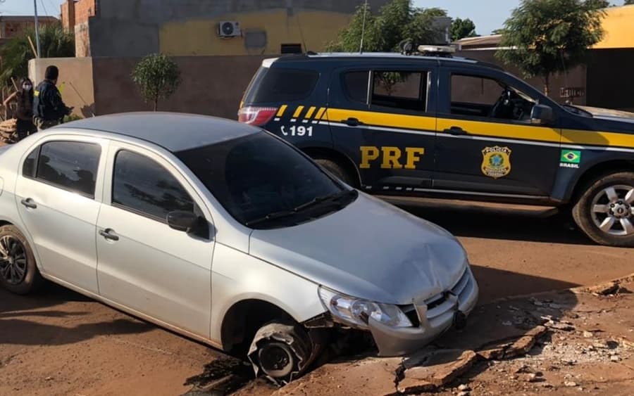 Carregado de cigarros, veículo em fuga quase atropela criança e só parou com disparos da PRF