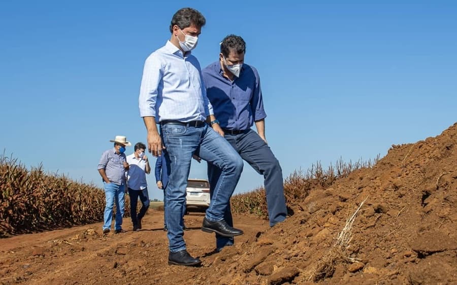 Prefeito Marcos Calderan acompanha obras de manutenção em estradas vicinais