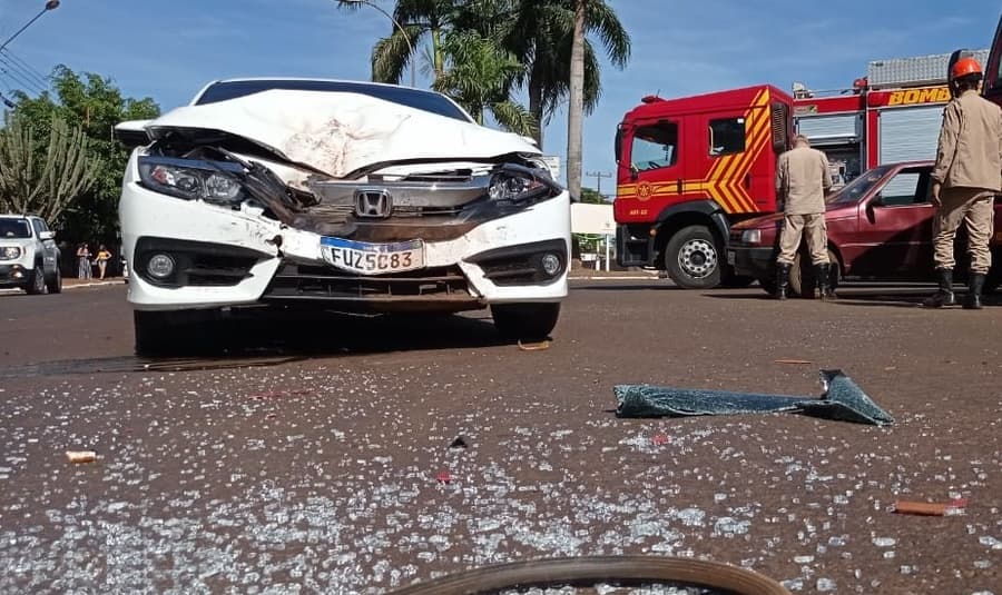 Colisão entre veículos na Avenida Dorvalino dos Santos mobiliza Corpo de bombeiros
