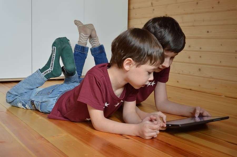 É seguro deixar as crianças usarem os tablets?