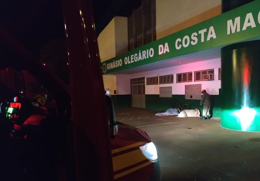 Em Sidrolândia, moradores de Rua recebem cobertores e agasalhos do Corpo de Bombeiros