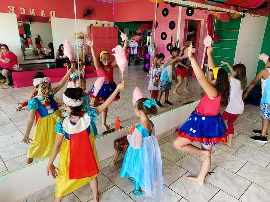 Professora de dança da Sejel destaca benefícios que a aula prática proporciona