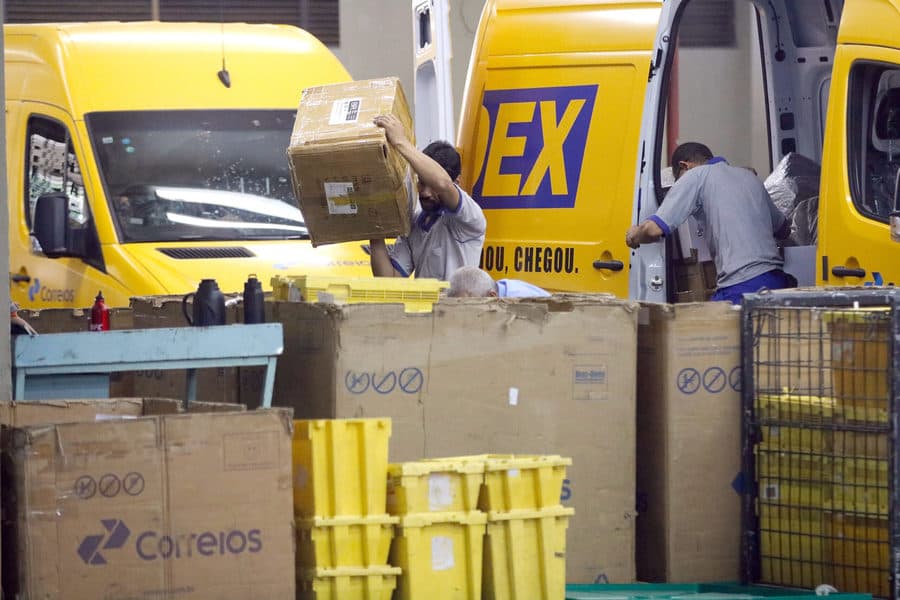Correios usa reforço, faz hora extra e até terceirização para desacumular entregas