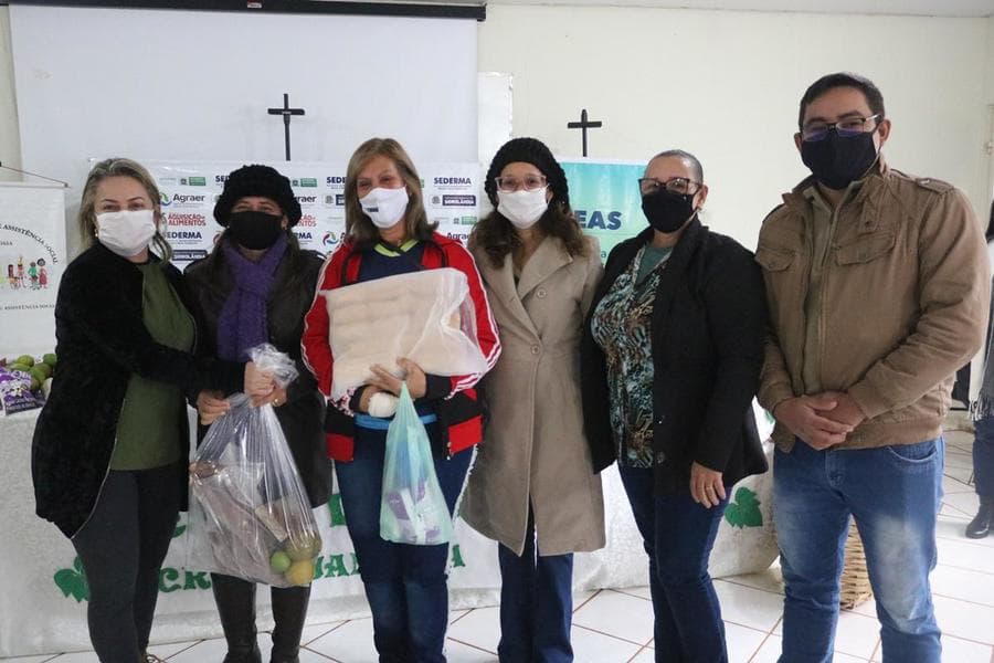 Prefeitura entrega a 50 famílias alimentos adquiridos dos agricultores familiares