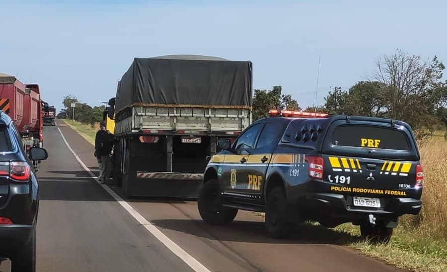 Na BR-060, operação da PRF e Batalhão de Choque recupera carreta roubada