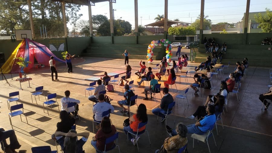 Alunos voltam às aulas presenciais e são recepcionados com espetáculo circense